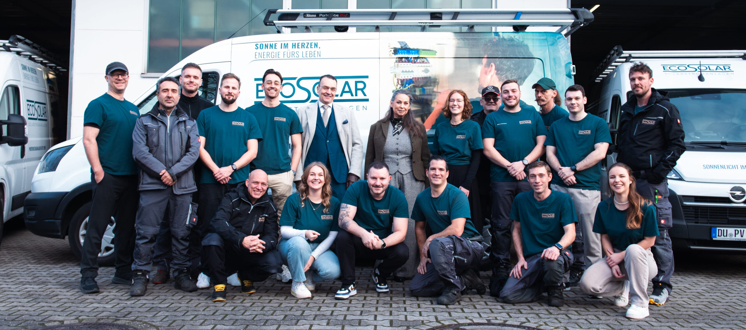 FOTO: Teamfoto vor den Transportern